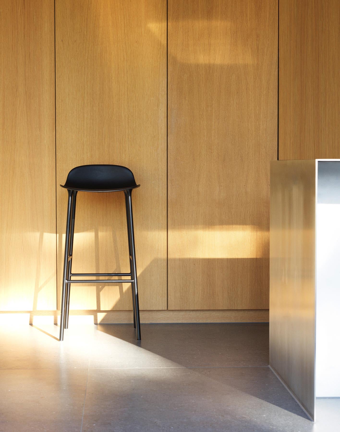 Form Barstuhl 75 cm Creme/Chrom in  präsentiert im Onlineshop von KAQTU Design AG. Barstuhl ist von Normann Copenhagen
