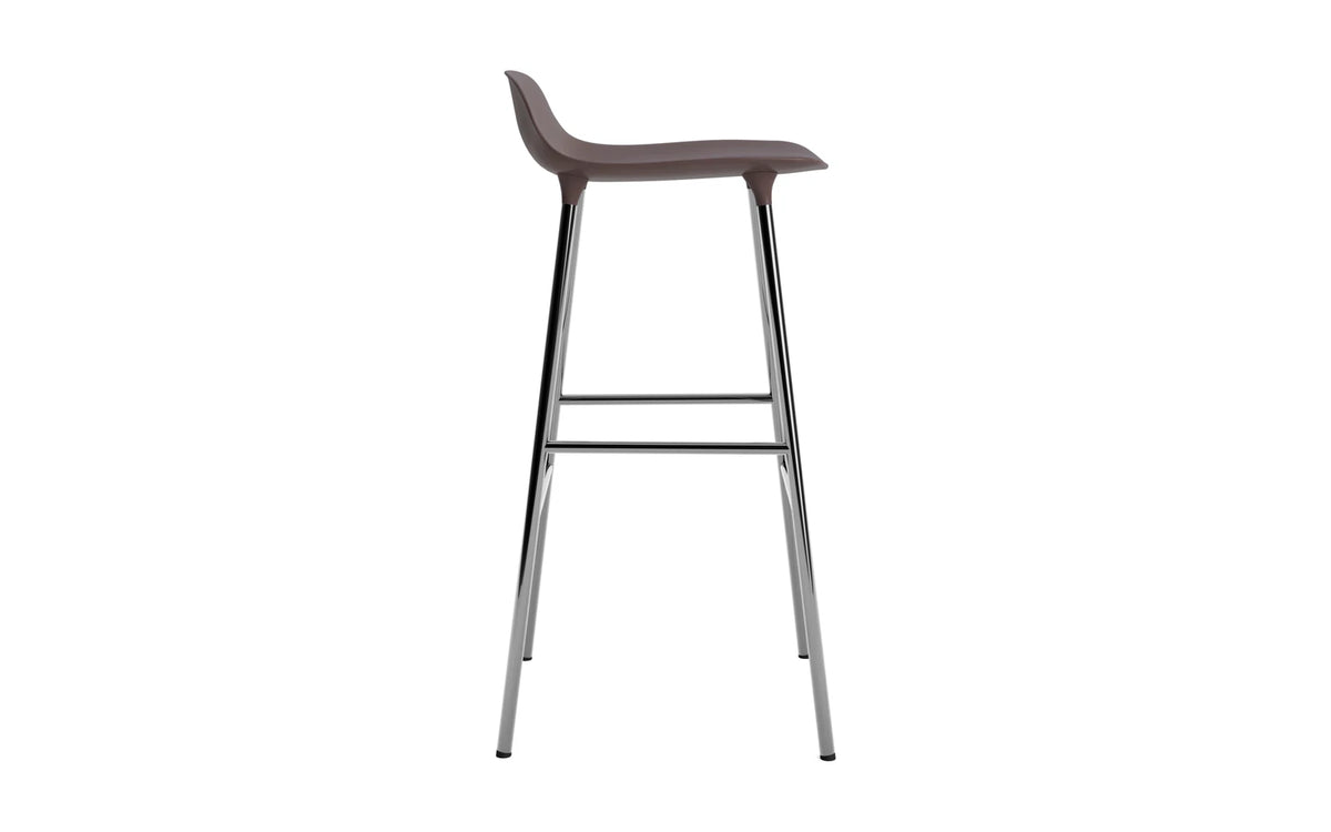Form Barstuhl 75 cm Braun/Chrom in Braun präsentiert im Onlineshop von KAQTU Design AG. Barstuhl ist von Normann Copenhagen