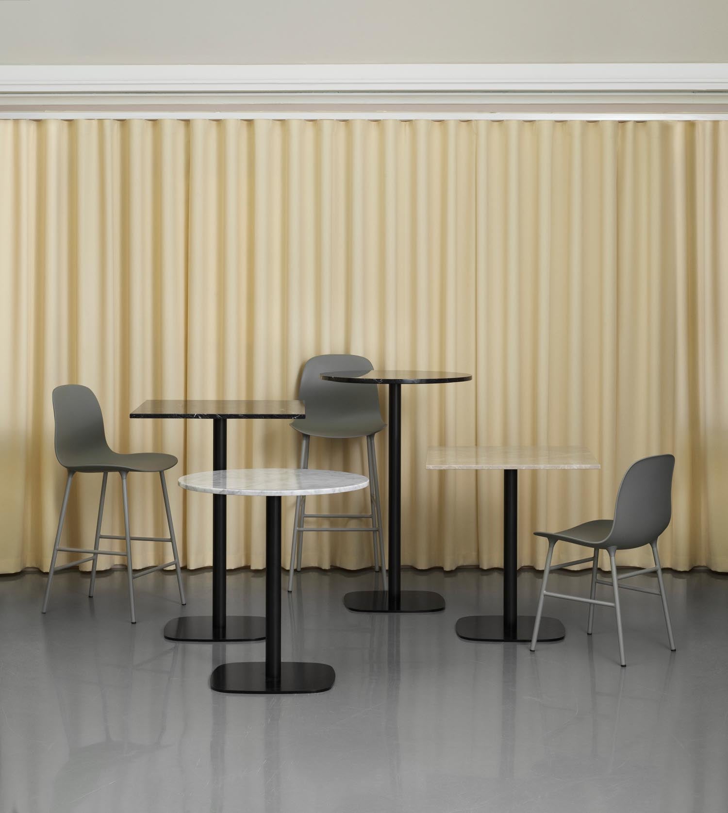 Form Barstuhl 75 cm Stahl Hellgrau in  präsentiert im Onlineshop von KAQTU Design AG. Barstuhl ist von Normann Copenhagen