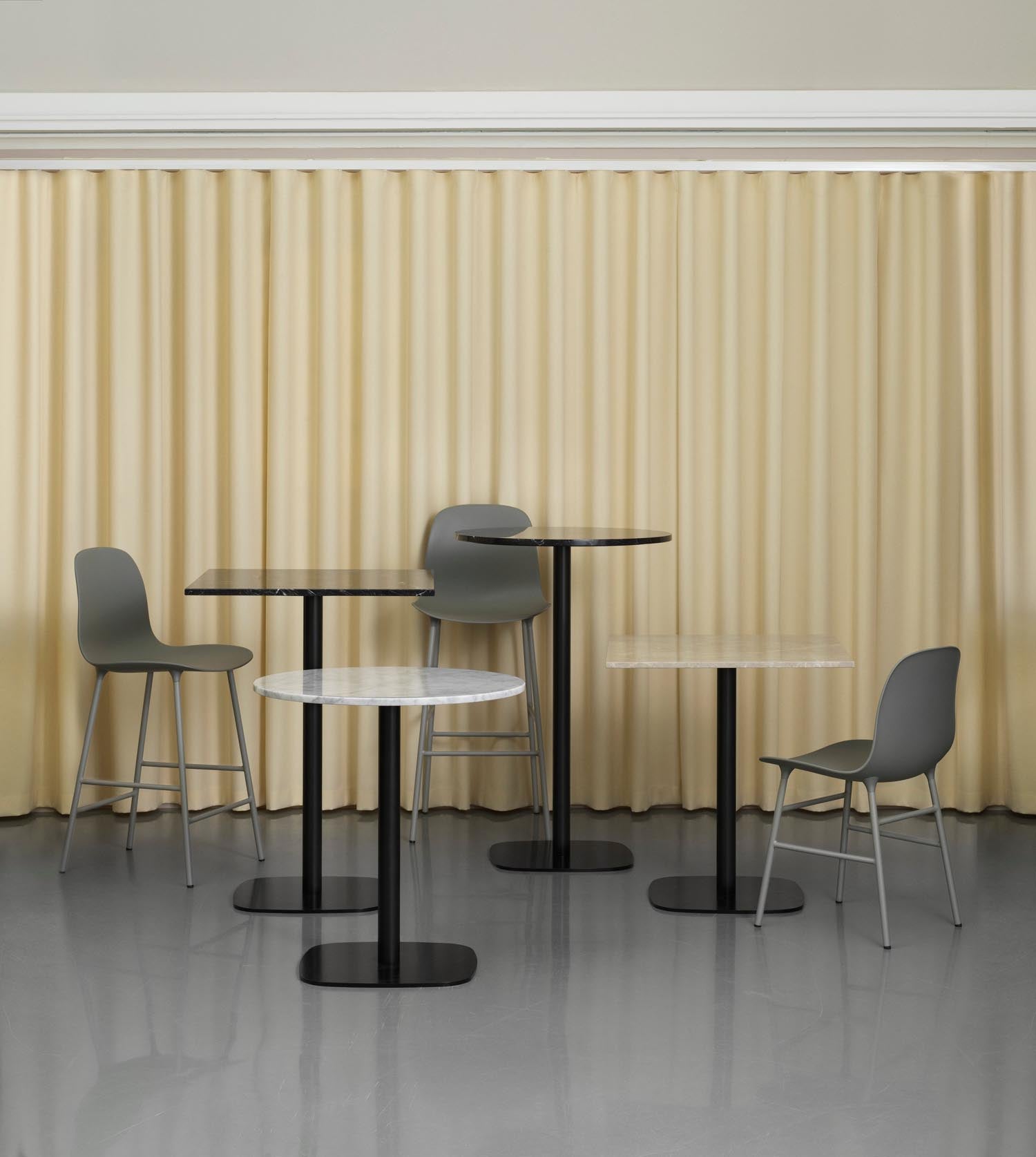 Form Barstuhl 75 cm Stahl Leuchtendes Rot in  präsentiert im Onlineshop von KAQTU Design AG. Barstuhl ist von Normann Copenhagen