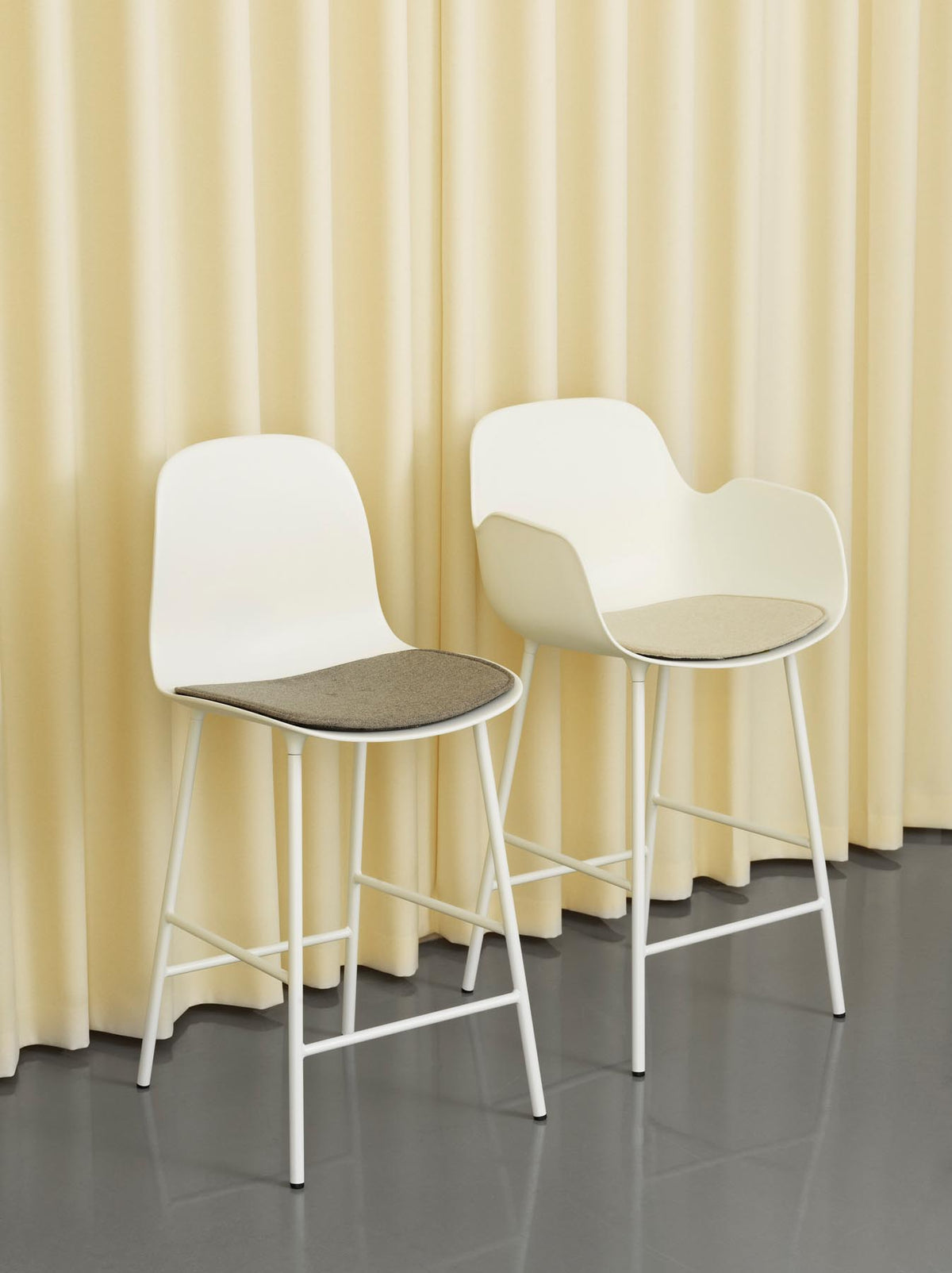Form Barstuhl mit Armlehne 75 cm Stahl/Braun in Braun präsentiert im Onlineshop von KAQTU Design AG. Barstuhl ist von Normann Copenhagen