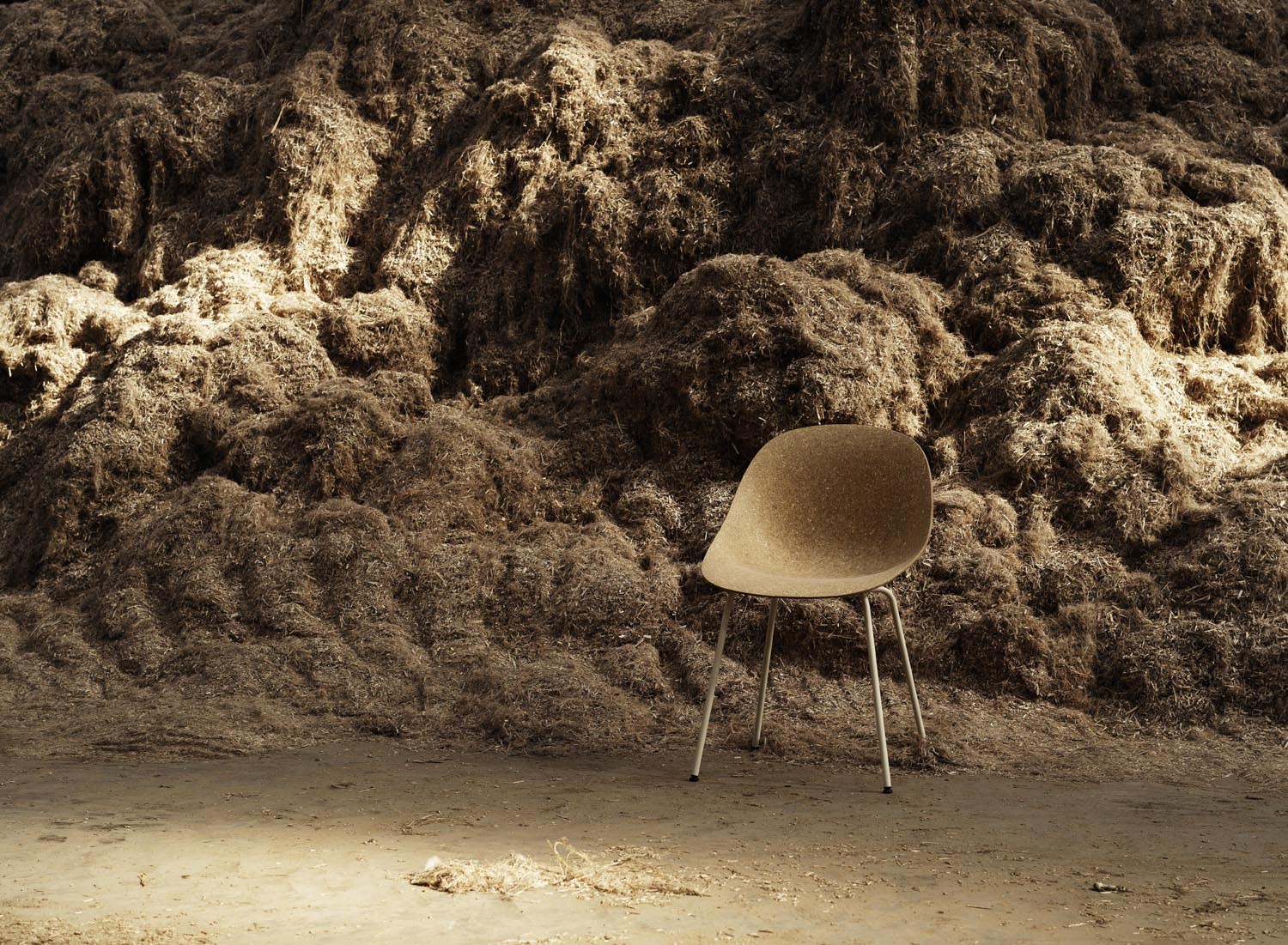 Mat Stuhl schwarzes Stahl Hanf in  präsentiert im Onlineshop von KAQTU Design AG. Stuhl ist von Normann Copenhagen