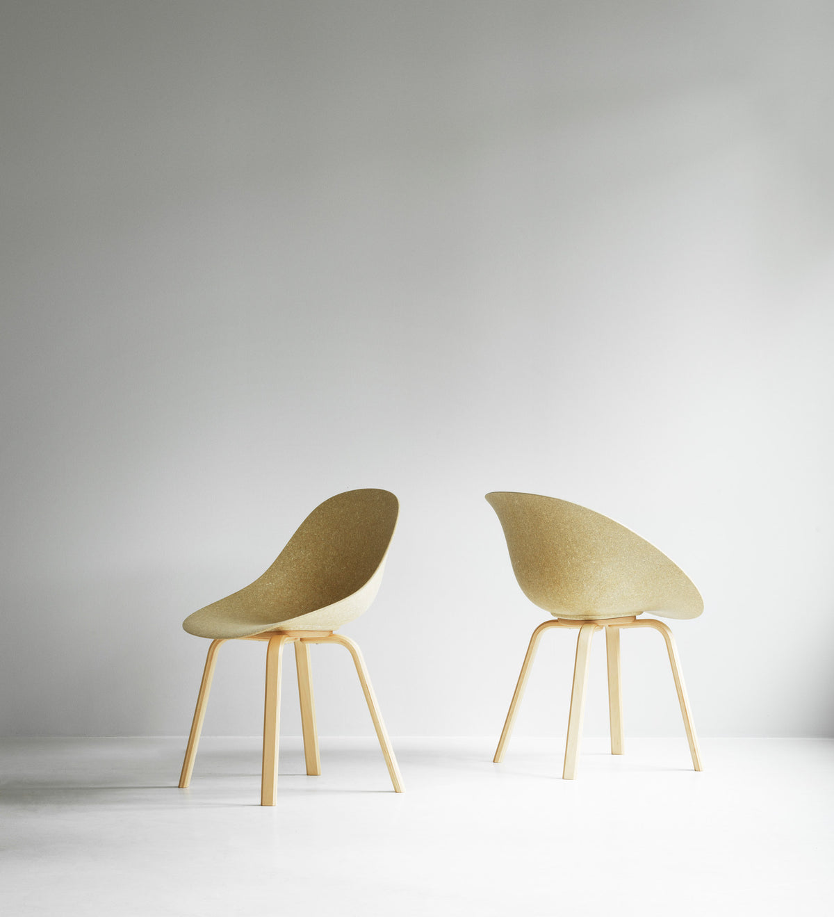 Mat Lehnstuhl Buchenholz in Seegras präsentiert im Onlineshop von KAQTU Design AG. Stuhl mit Armlehne ist von Normann Copenhagen