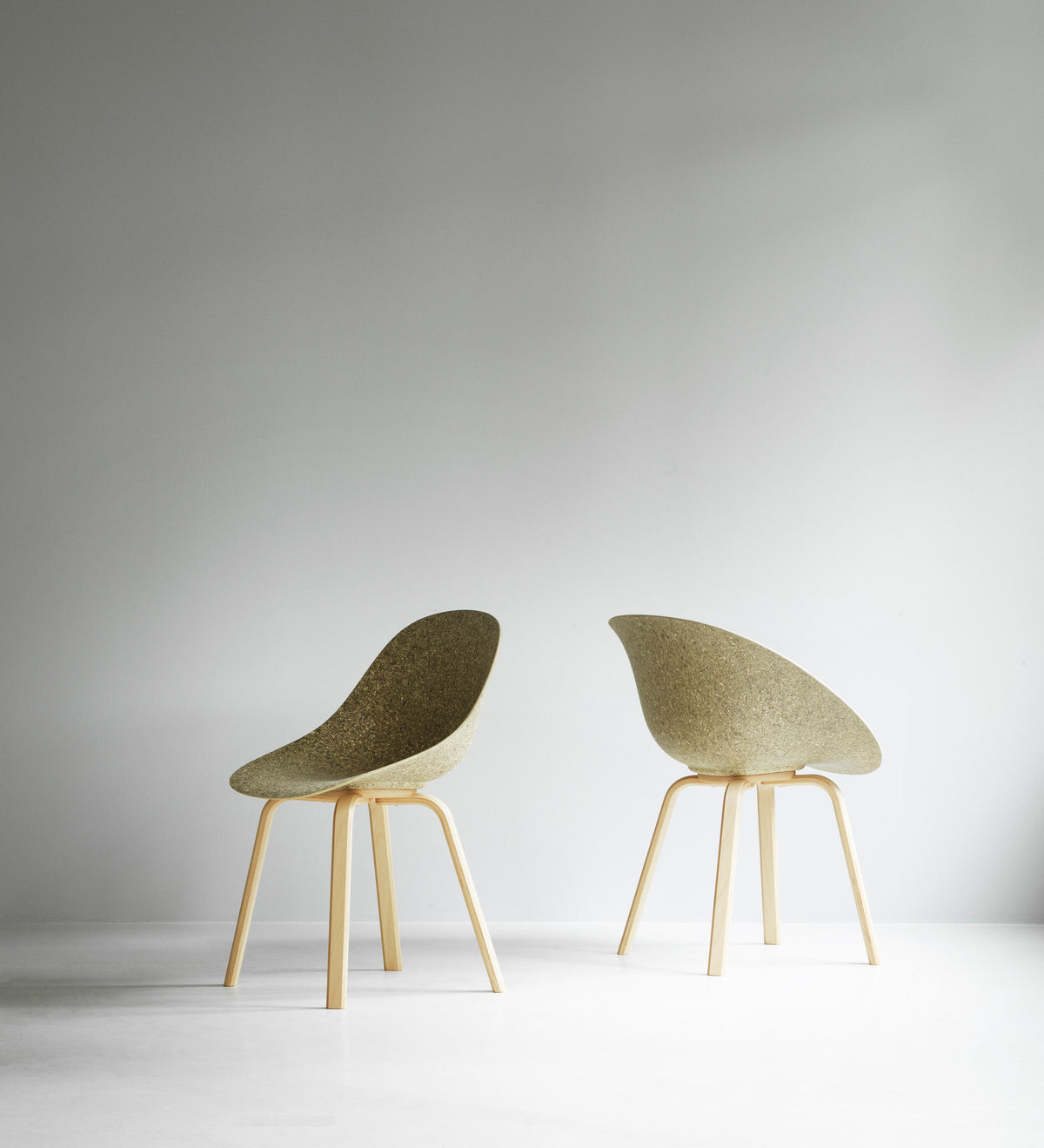 Mat Lehnstuhl Buchenholz in Seegras präsentiert im Onlineshop von KAQTU Design AG. Stuhl mit Armlehne ist von Normann Copenhagen