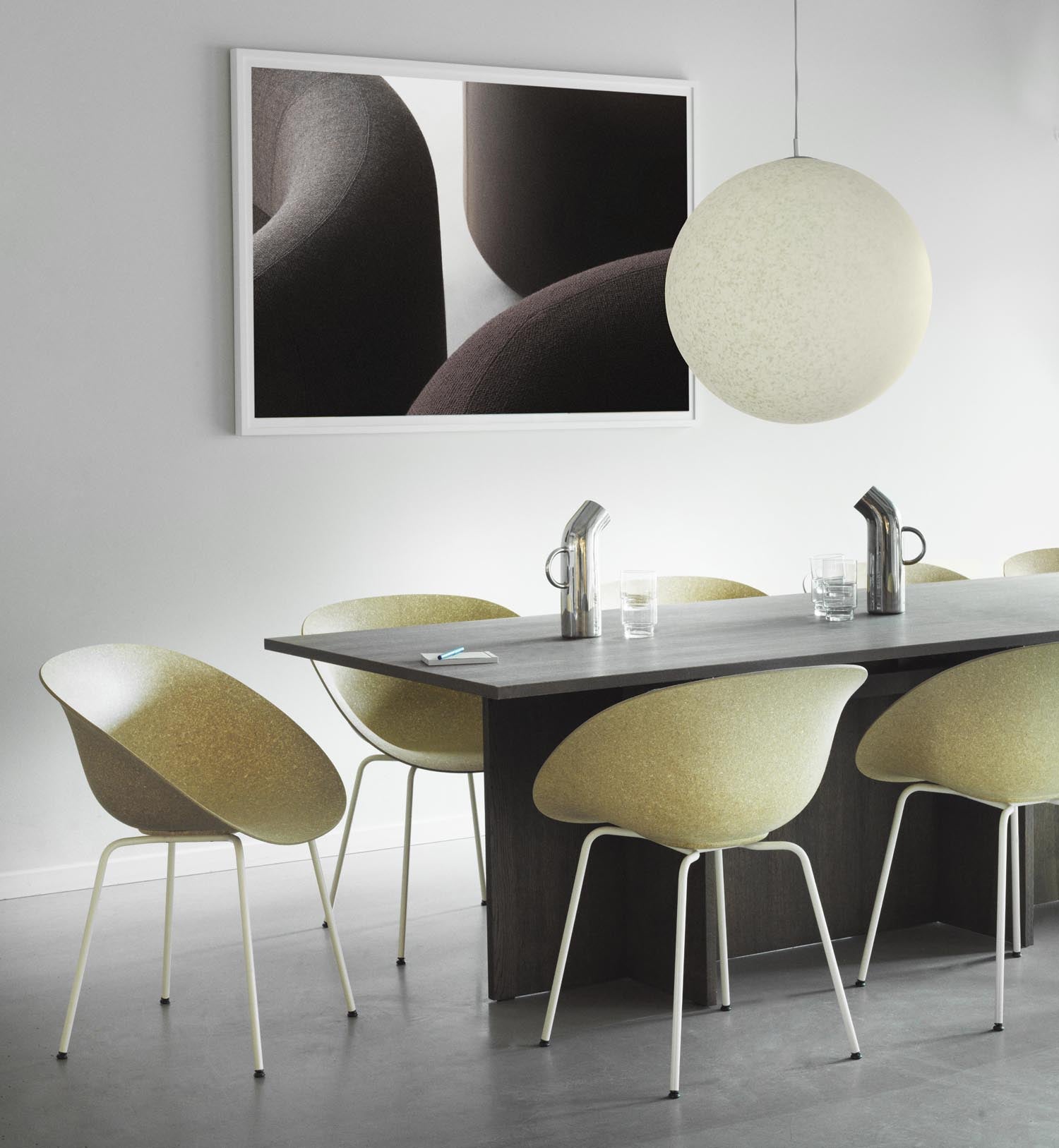 Mat Lehnstuhl schwarzes Stahl Hanf in  präsentiert im Onlineshop von KAQTU Design AG. Stuhl mit Armlehne ist von Normann Copenhagen