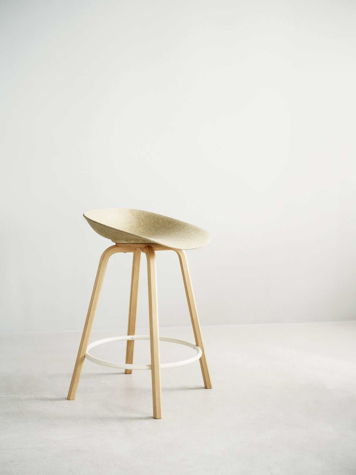 Mat Barstuhl 65 cm Buchenholz/creme in Hanffasern präsentiert im Onlineshop von KAQTU Design AG. Barstuhl ist von Normann Copenhagen