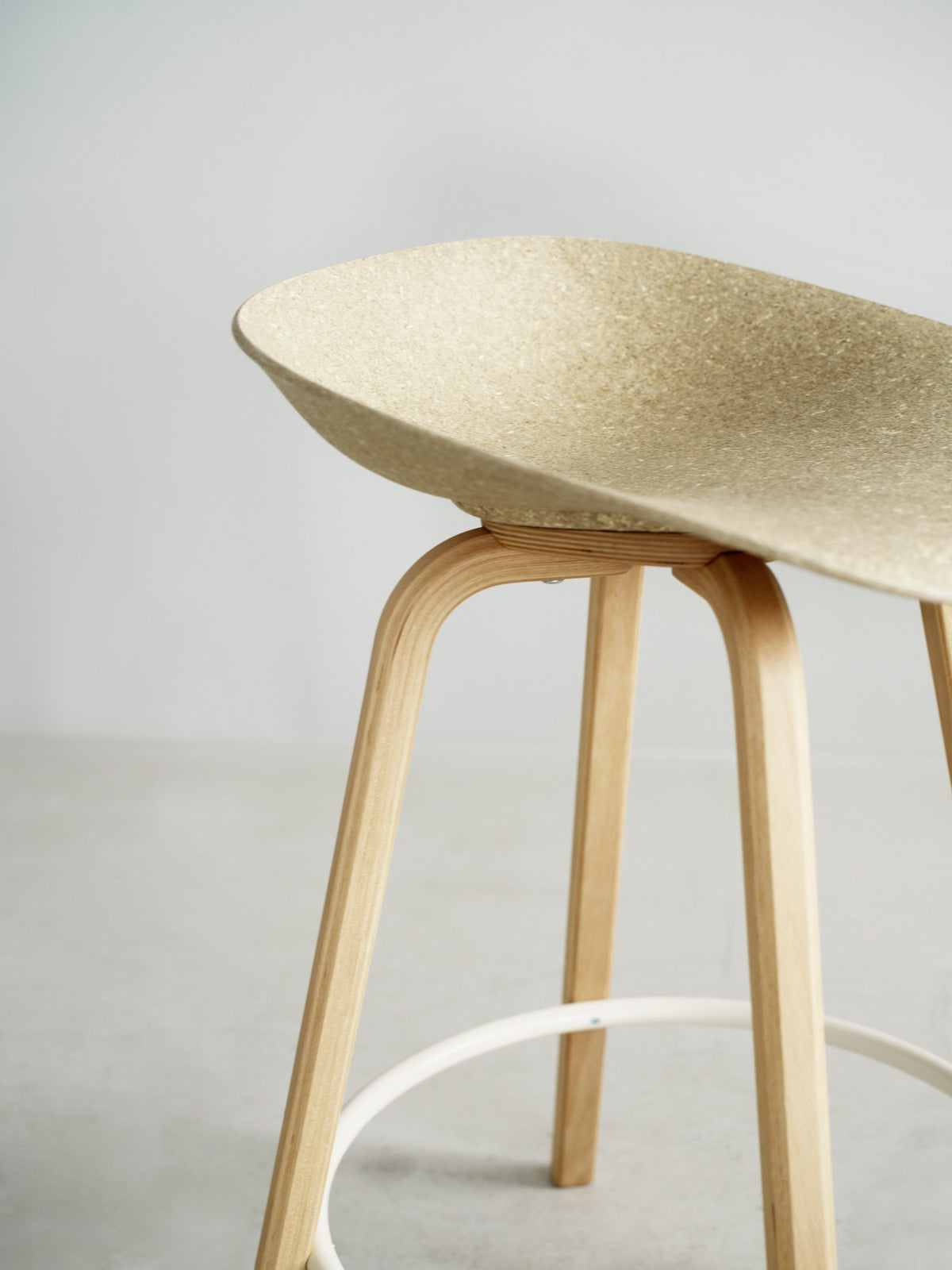 Mat Barstuhl 75 cm Buchenholz/schwarz in Seegras präsentiert im Onlineshop von KAQTU Design AG. Barstuhl ist von Normann Copenhagen