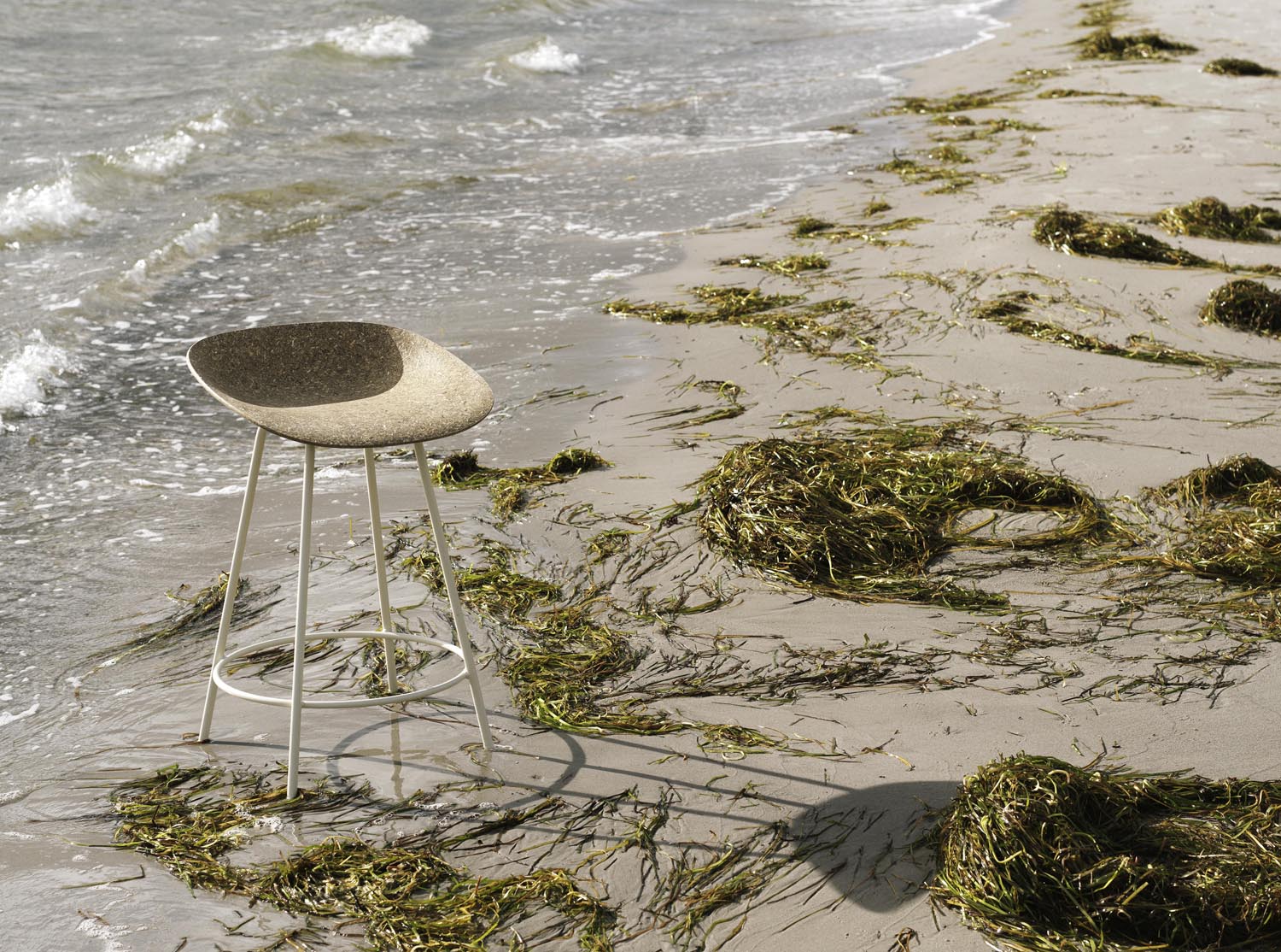 Erleben Sie den Mat Barstuhl 75 cm in Creme von Normann Copenhagen – ein elegantes, nachhaltiges Design aus Hanf und Stahl, ideal für moderne Räume.