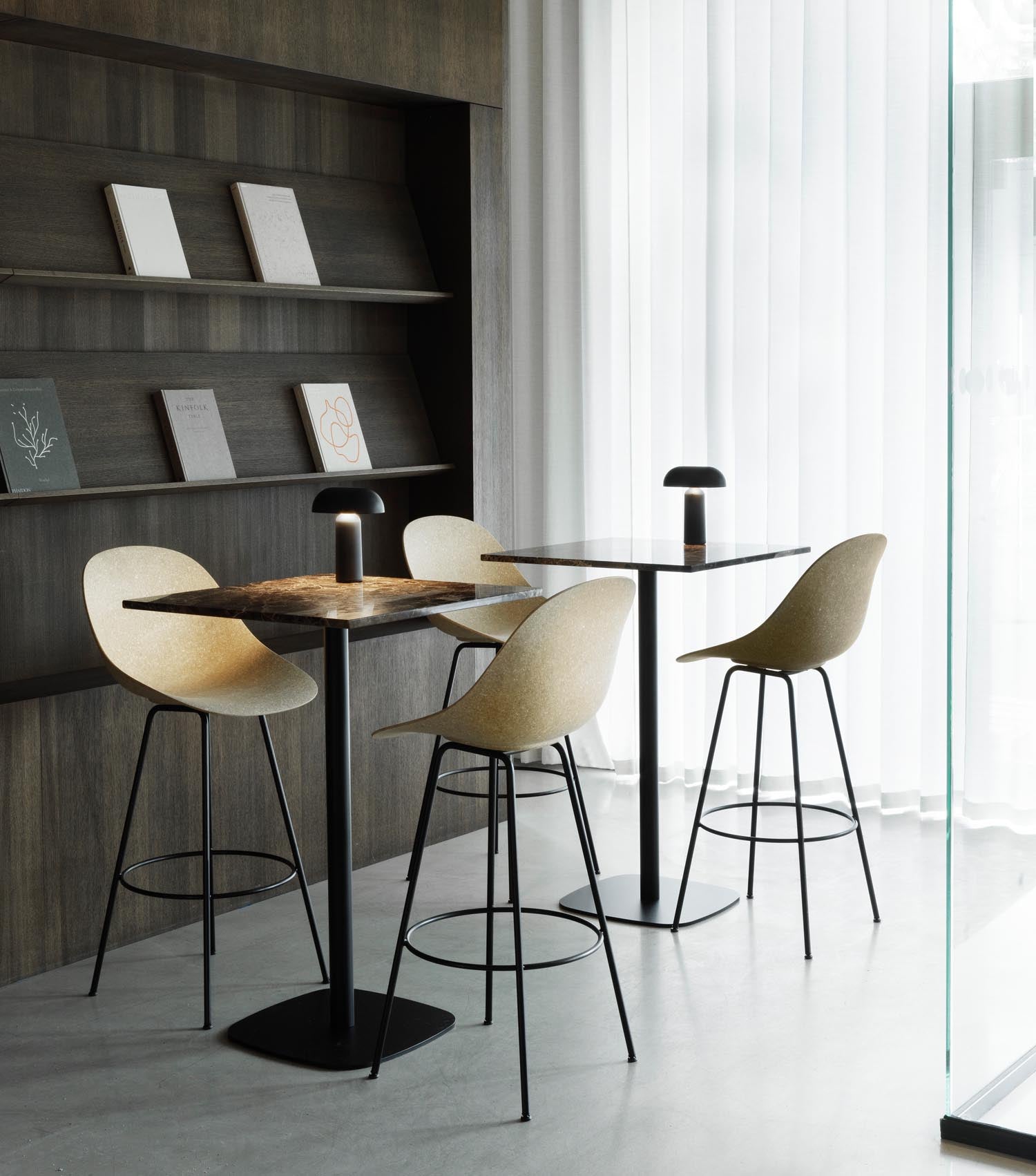 Erleben Sie den Mat Barstuhl von Normann Copenhagen: 65 cm hoch, gefertigt aus schwarzem Stahl und umweltfreundlichem Seegras. Perfekt für stilvolle Küchen.