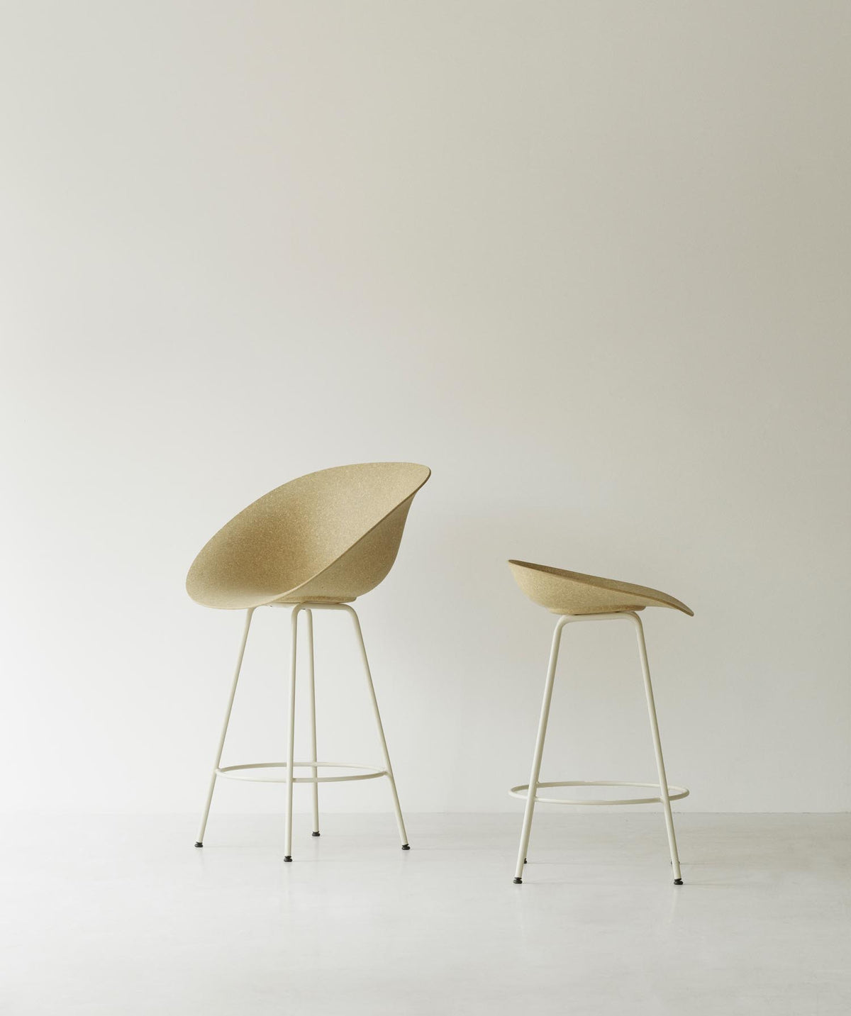 Mat Barstuhl mit Armlehne 65 cm Creme stahl Hanf in Hanf präsentiert im Onlineshop von KAQTU Design AG. Barstuhl ist von Normann Copenhagen