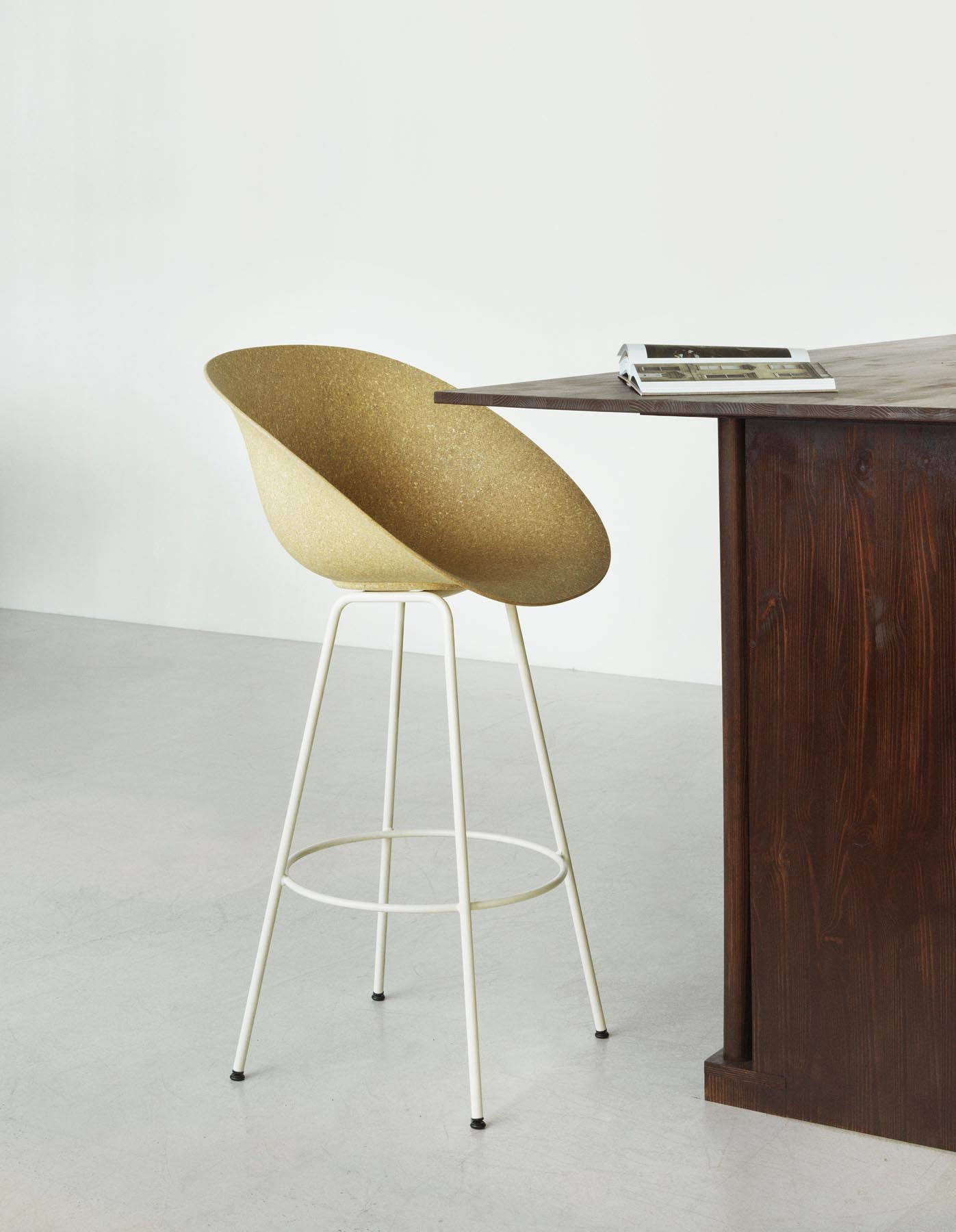 Mat Barstuhl mit Armlehne 65 cm Creme stahl Hanf in  präsentiert im Onlineshop von KAQTU Design AG. Barstuhl ist von Normann Copenhagen