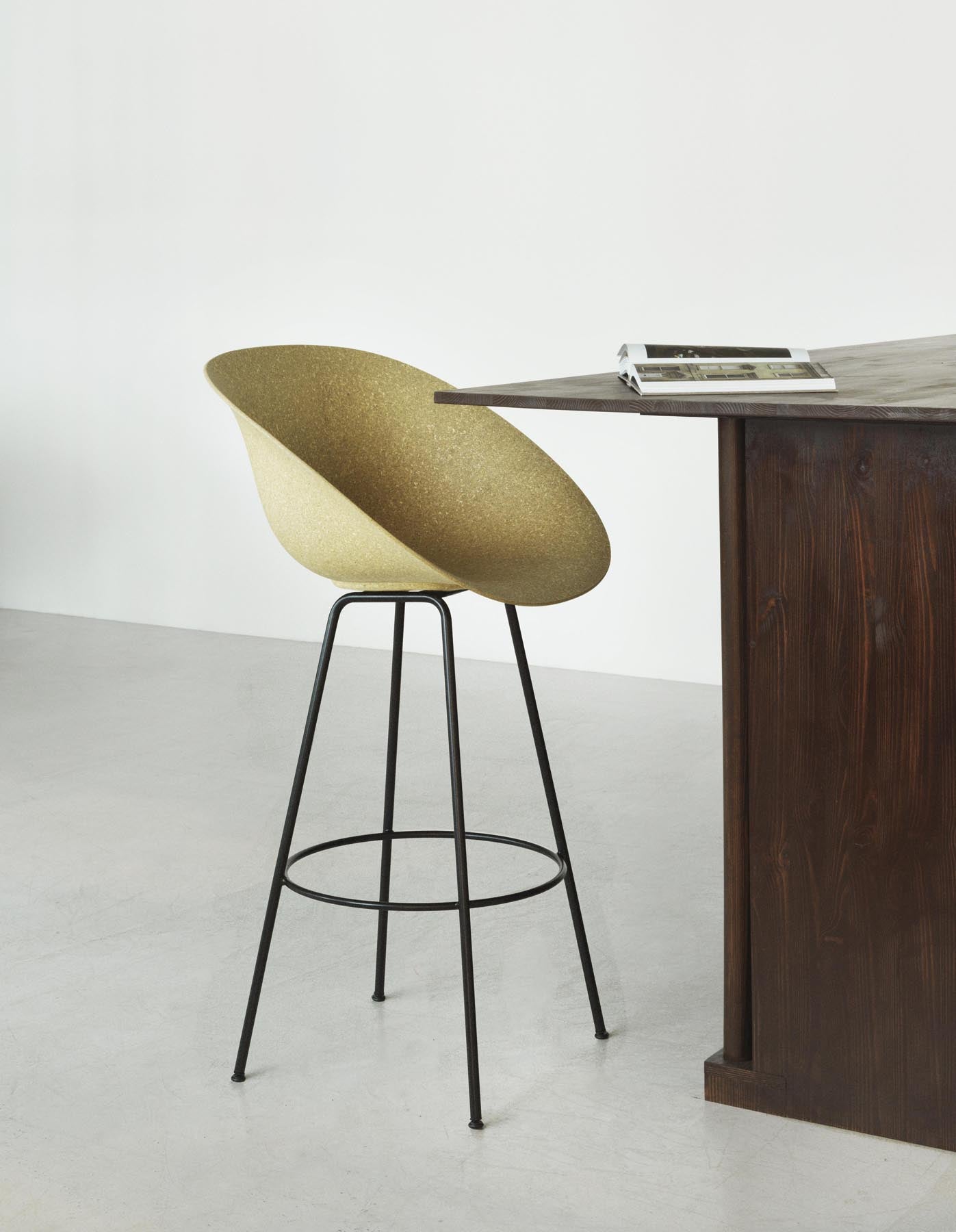 Mat Barstuhl mit Armlehne 75 cm Creme stahl Hanf in  präsentiert im Onlineshop von KAQTU Design AG. Barstuhl ist von Normann Copenhagen