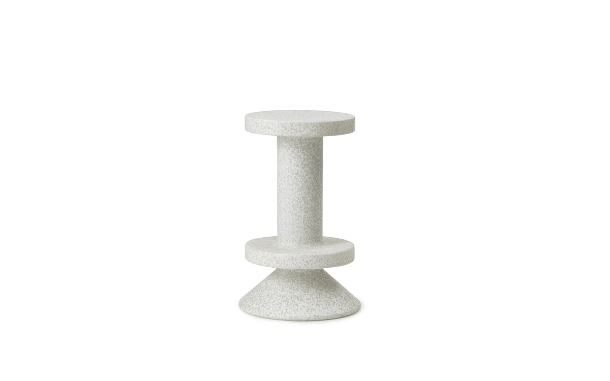 Weisser Barhocker Bit Barstool 65 cm von Normann Copenhagen aus recyceltem Kunststoff mit pixeligem Muster und Aluminiumgestell.