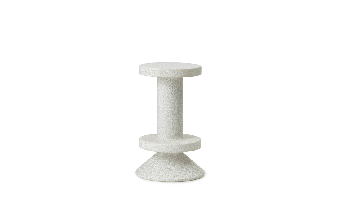Weisser Barhocker Bit Barstool 65 cm von Normann Copenhagen aus recyceltem Kunststoff mit pixeligem Muster und Aluminiumgestell.