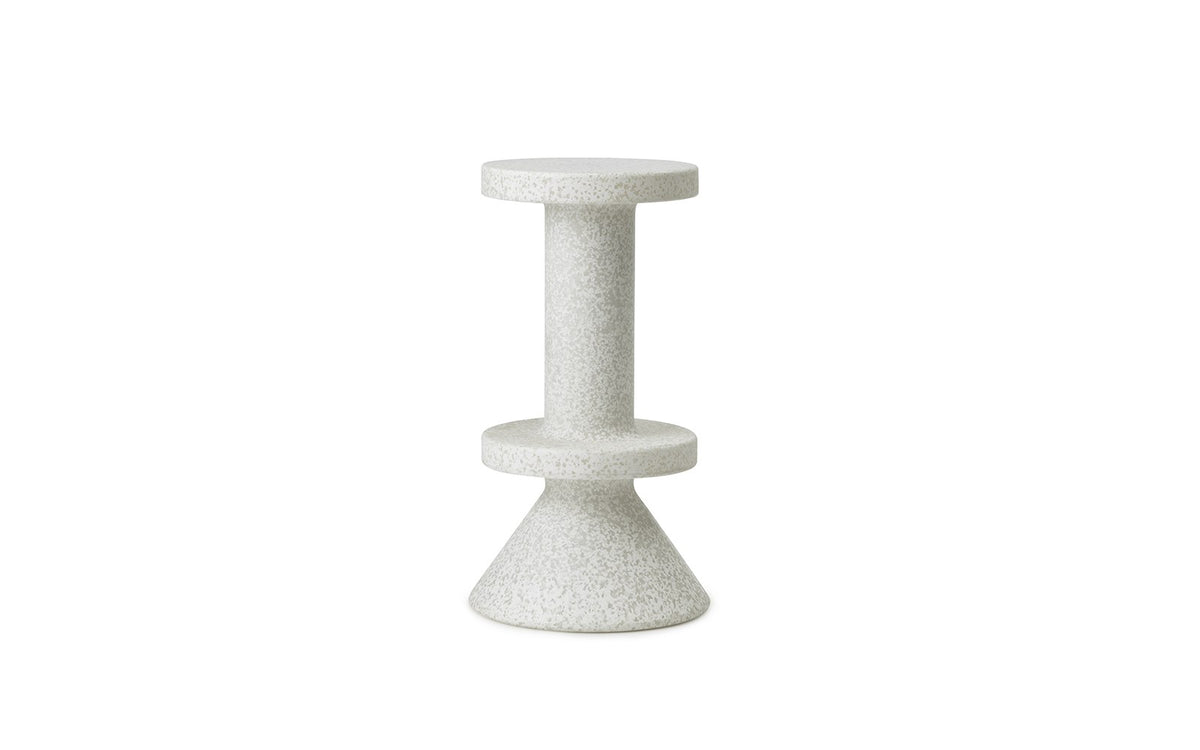 Weisser Barstuhl Bit von Normann Copenhagen aus recyceltem Kunststoff mit pixeligem Muster, Aluminium- und Edelstahlelementen, Sitzhöhe 75 cm.