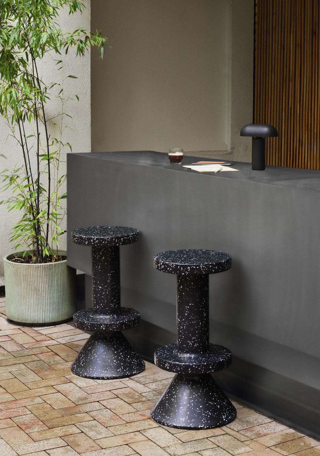 Weisser Barstuhl Bit von Normann Copenhagen aus recyceltem Kunststoff mit pixeligem Muster, Aluminium- und Edelstahlelementen, Sitzhöhe 75 cm.