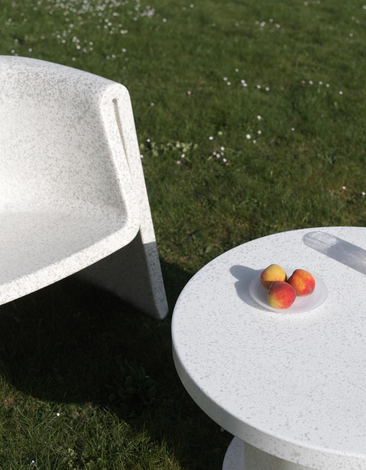 Weisser runder Bit Couchtisch von Normann Copenhagen aus recyceltem Kunststoff mit pixeligem Muster, geeignet für Innen- und Aussenbereich.