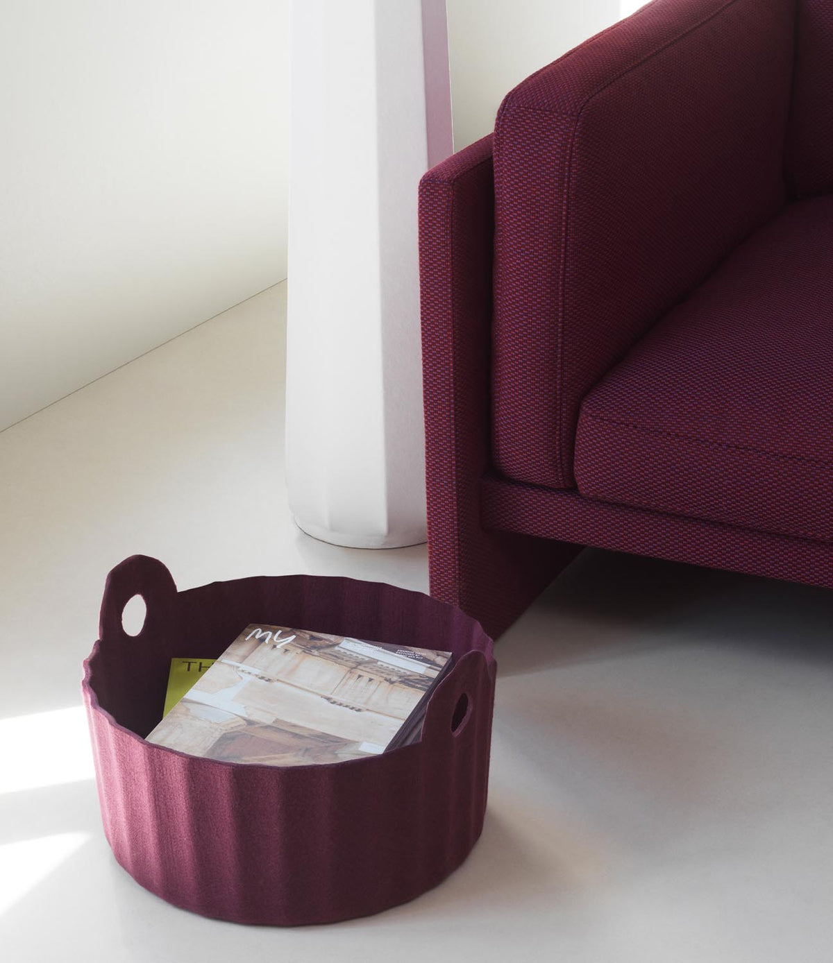 Colu Basket in Burgundy präsentiert im Onlineshop von KAQTU Design AG. Büromaterial ist von Normann Copenhagen