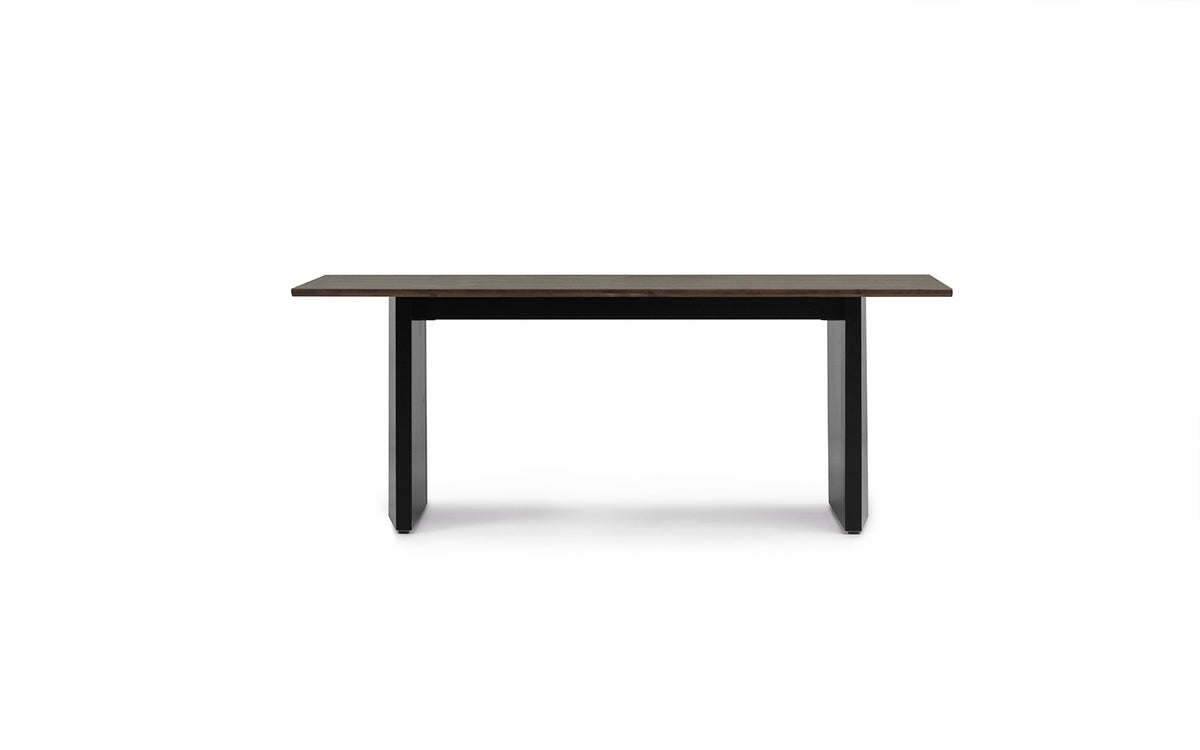 Esstisch Panel Table von Normann Copenhagen mit dunkelbraun gebeizter Kiefernholzplatte und schwarzem, pulverbeschichtetem Stahluntergestell, schräg geschnittene Kanten.