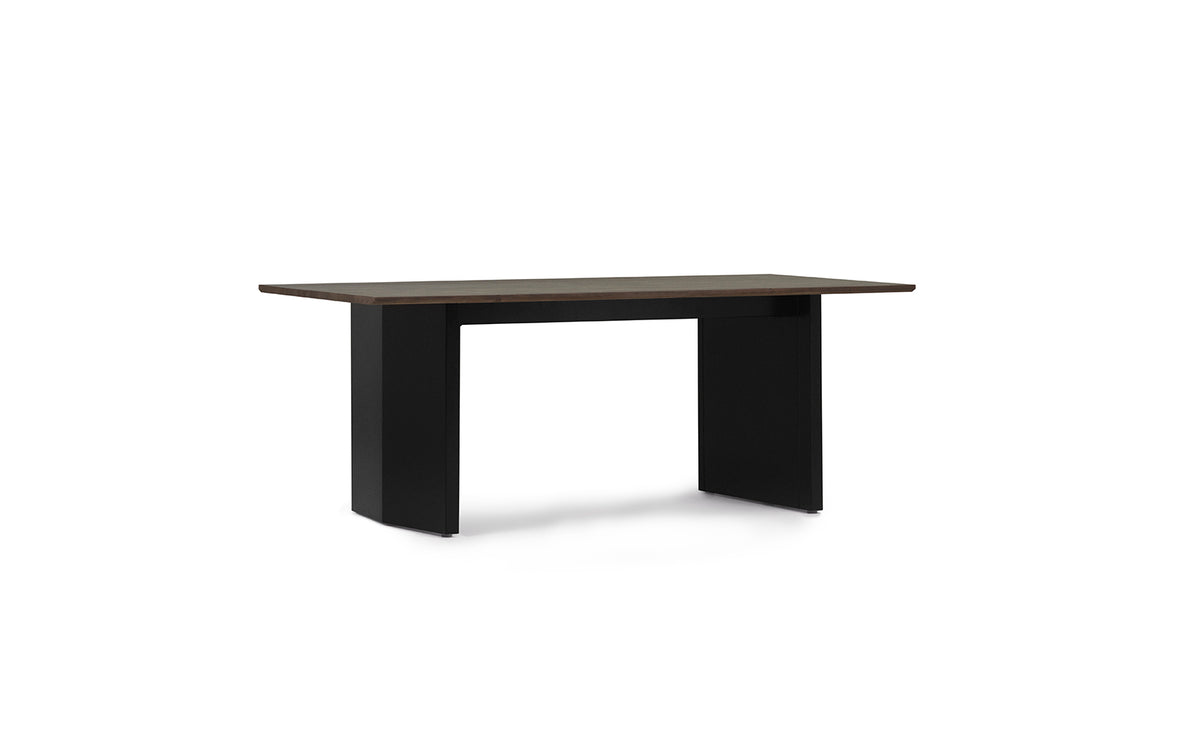 Esstisch Panel Table von Normann Copenhagen mit dunkelbraun gebeizter Kiefernholzplatte und schwarzem, pulverbeschichtetem Stahluntergestell, schräg geschnittene Kanten.