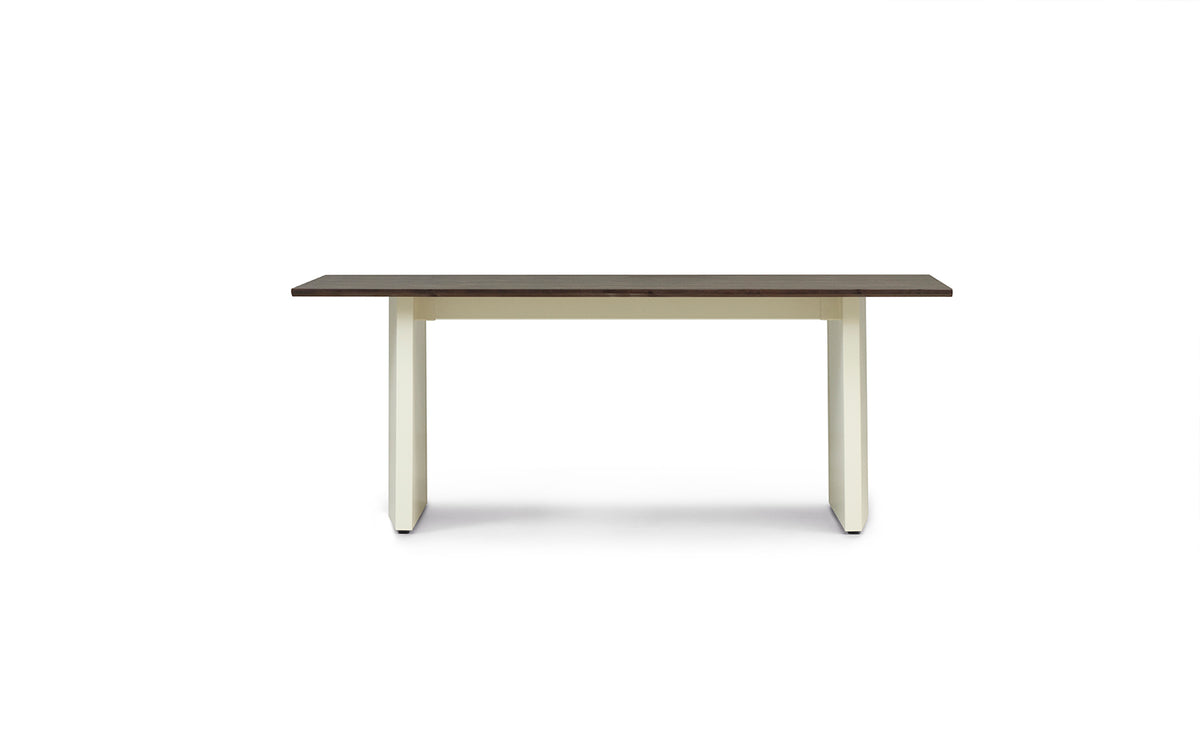 Esstisch Panel Table von Normann Copenhagen mit dunkelbraun gebeizter Kiefernholzplatte auf schräg geschnittenem Stahlgestell in Creme.