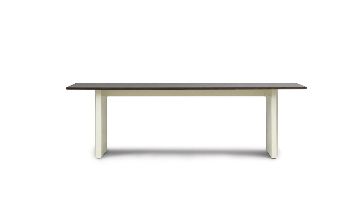Esstisch Panel Table von Normann Copenhagen mit dunkelbrauner Kiefernholzplatte und zwei schräg geschnittenen, cremefarbenen Stahlbeinen.