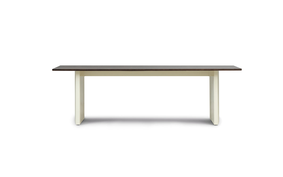 Esstisch Panel Table von Normann Copenhagen mit dunkelbrauner Kiefernholzplatte und zwei schräg geschnittenen, cremefarbenen Stahlbeinen.