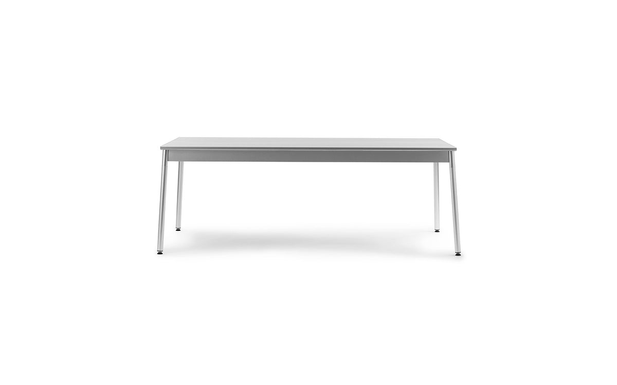 Esstisch Ex von Normann Copenhagen aus eloxiertem Aluminium, schlanke Tischplatte mit Profilstruktur, vier leicht angewinkelte Beine, Farbe Aluminium.