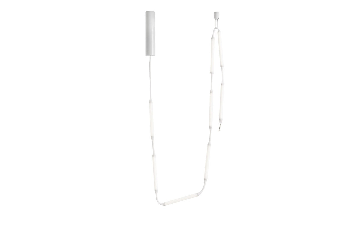 Weisse Pendelleuchte Reb Lampe 8 aus PET und PMMA mit netzartigem Acrylrohr, acht LED-Module an einem langen Kabel hängend.
