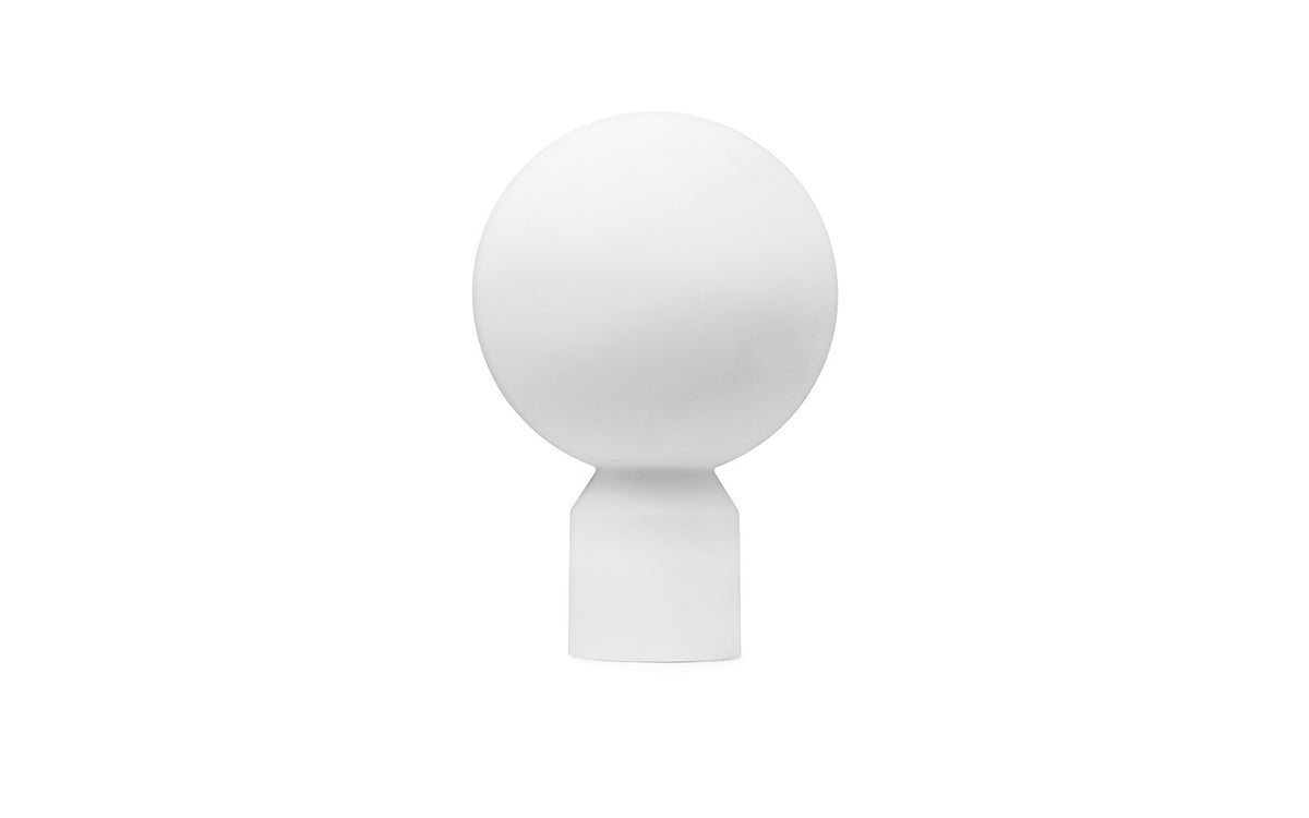 Weisse Pendelleuchte Yo Lampe Gross von Normann Copenhagen mit kugelförmigem Lampenschirm aus PE und zylindrischem Sockel aus ABS.