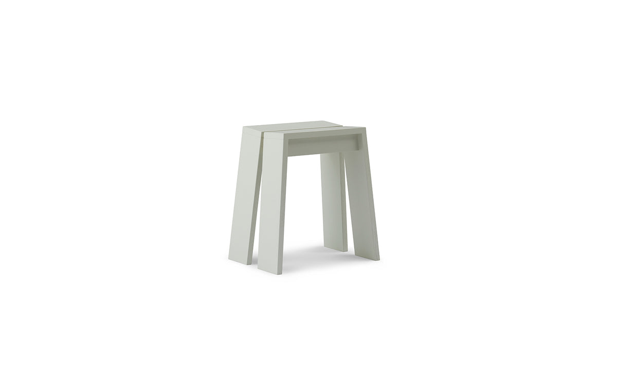 Hocker Let von Normann Copenhagen aus lackierter Eiche mit zwei parallelen, leicht geneigten Holzplanken als Sitzfläche und Beinen.