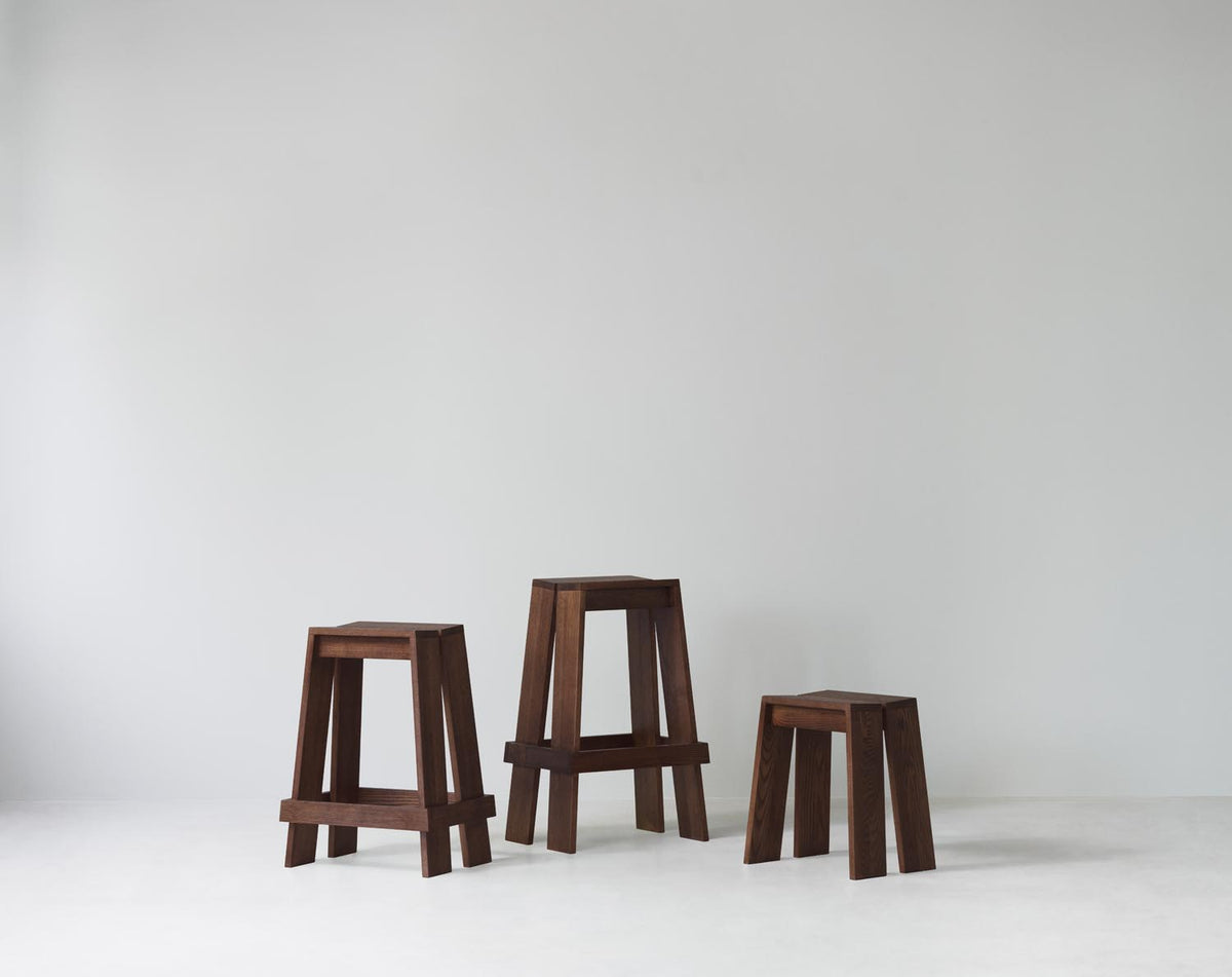 Hocker Let von Normann Copenhagen aus lackierter Eiche mit zwei parallelen, leicht geneigten Holzplanken als Sitzfläche und Beinen.