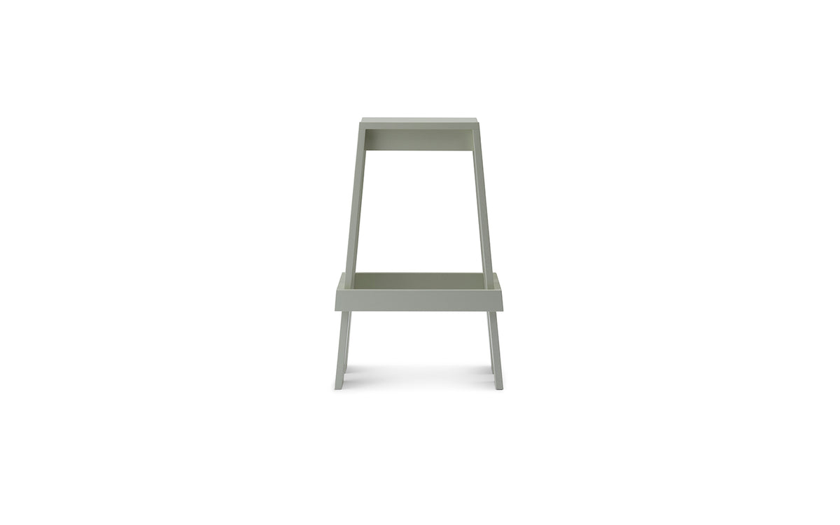 Barhocker Let 75 cm von Normann Copenhagen aus lackierter Eiche, mit zwei parallelen, leicht geneigten Holzplanken als Sitzfläche und Beinen.