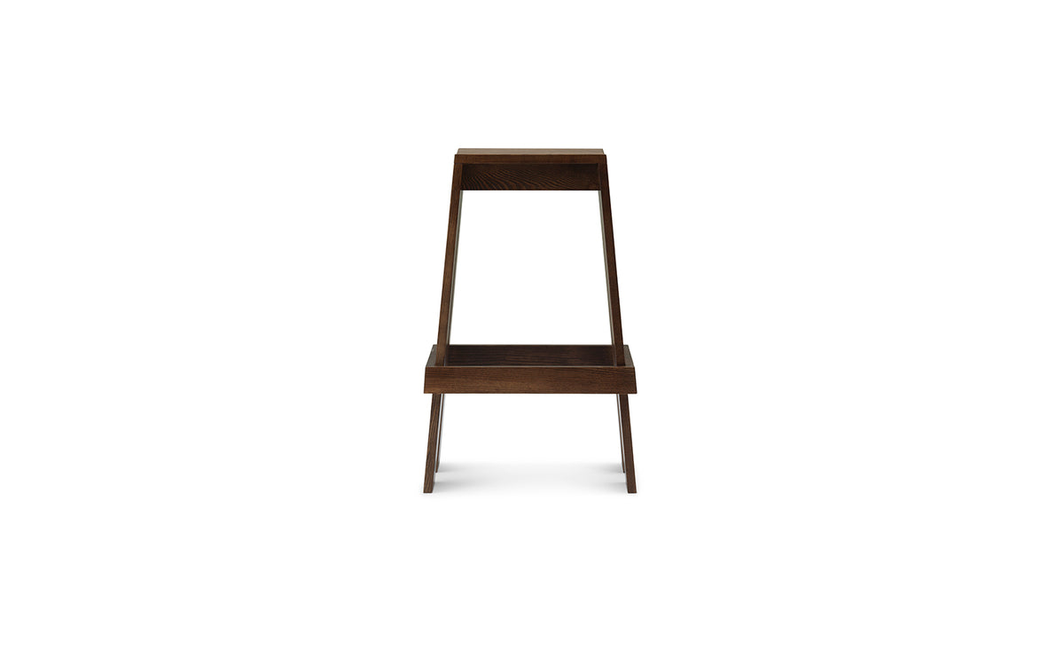 Barhocker Let 75 cm von Normann Copenhagen aus lackierter Eiche, mit zwei parallelen, leicht geneigten Holzplanken als Sitzfläche und Beinen.