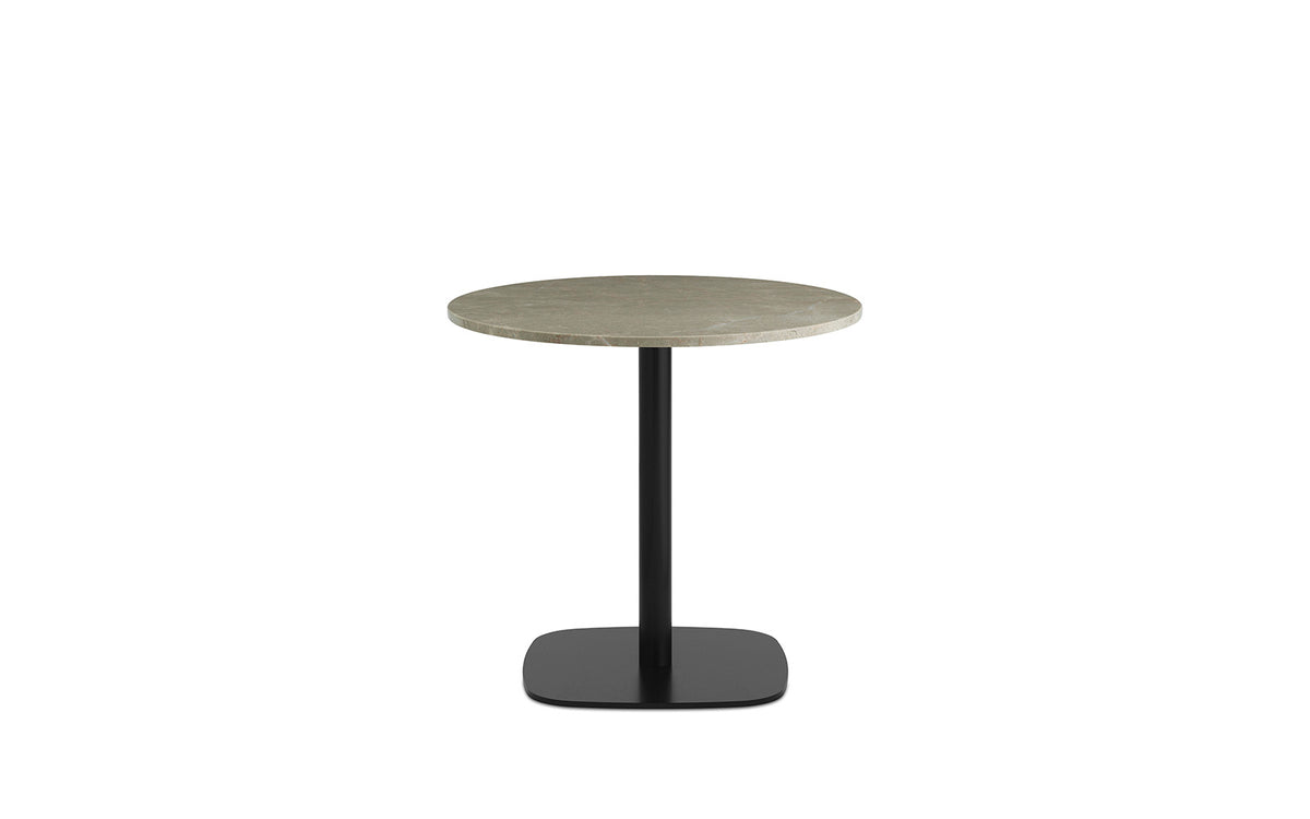 Runder Esstisch Form Café Table von Normann Copenhagen mit schwarzer Marmor-Tischplatte und Gestell aus schwarz lackiertem Aluminium.