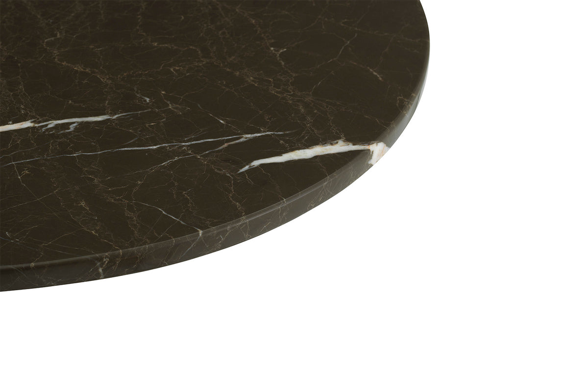 Runder Esstisch Form Café Table von Normann Copenhagen mit schwarzer Marmor-Tischplatte und Gestell aus schwarz lackiertem Aluminium.