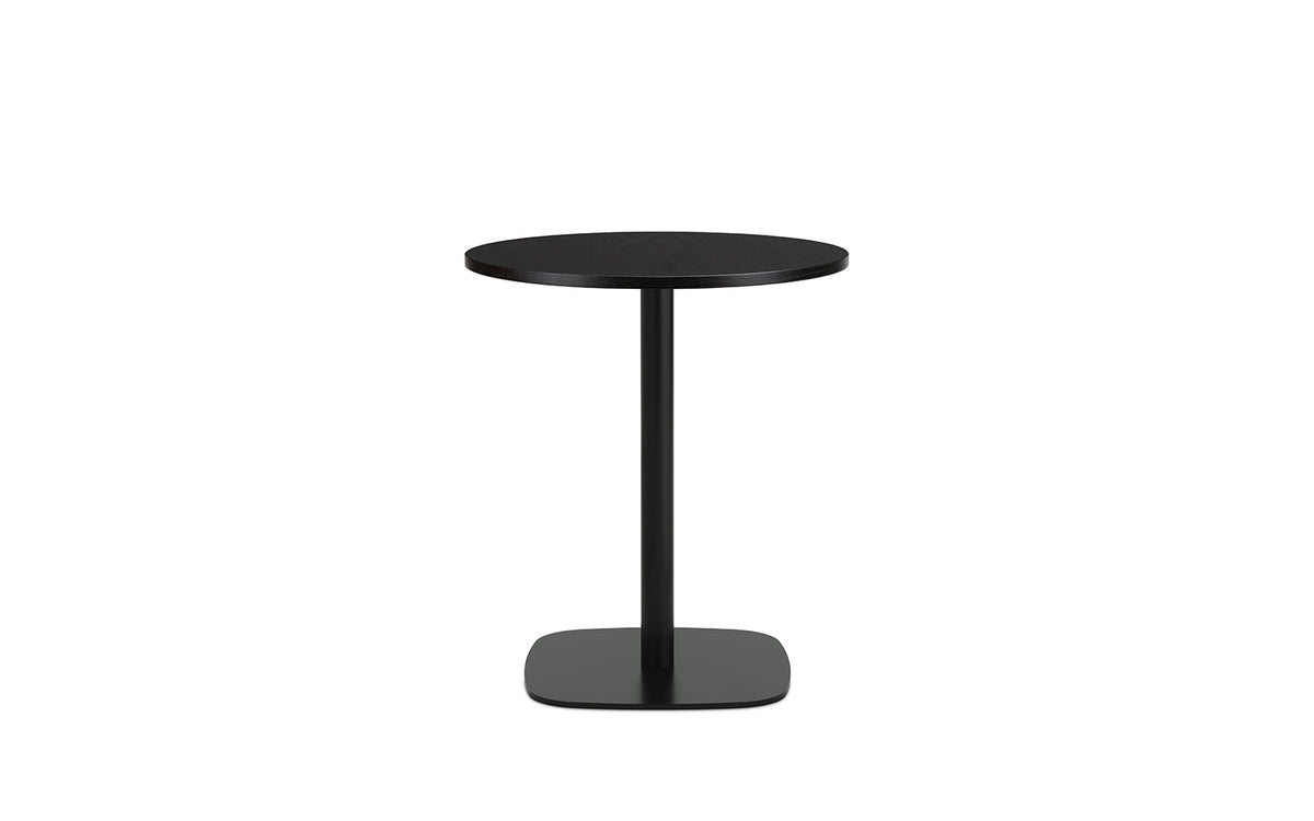Runder Esstisch Form Cafe Table von Normann Copenhagen mit Tischplatte aus Eiche und Beinen aus schwarz lackiertem Aluminium