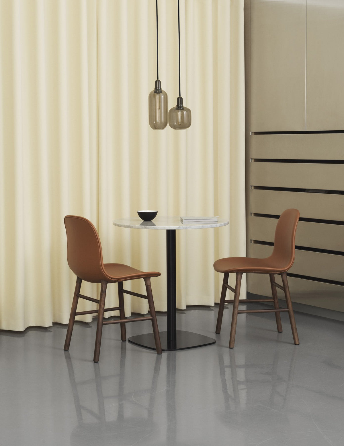 Runder Esstisch Form Cafe Table von Normann Copenhagen mit schwarzer Marmor-Tischplatte und Gestell aus schwarz lackiertem Aluminium.
