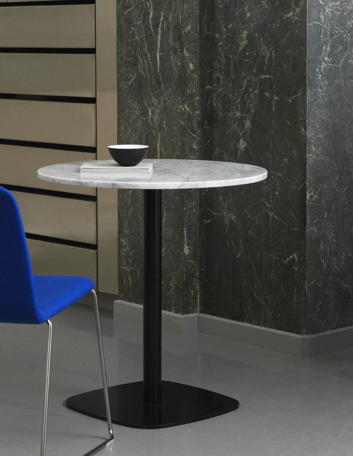 Runder Esstisch Form Café Table von Normann Copenhagen mit schwarzer Marmorplatte und Gestell aus schwarz lackiertem Aluminium.
