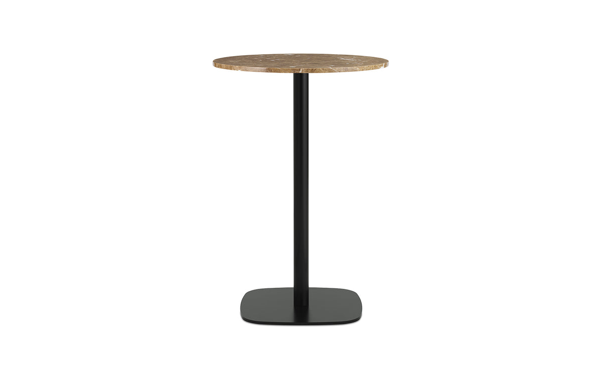 Hochtisch Form Cafétisch von Normann Copenhagen mit runder Tischplatte aus Sand-Marmor und Beinen aus schwarz lackiertem Aluminium, Durchmesser 60 cm.