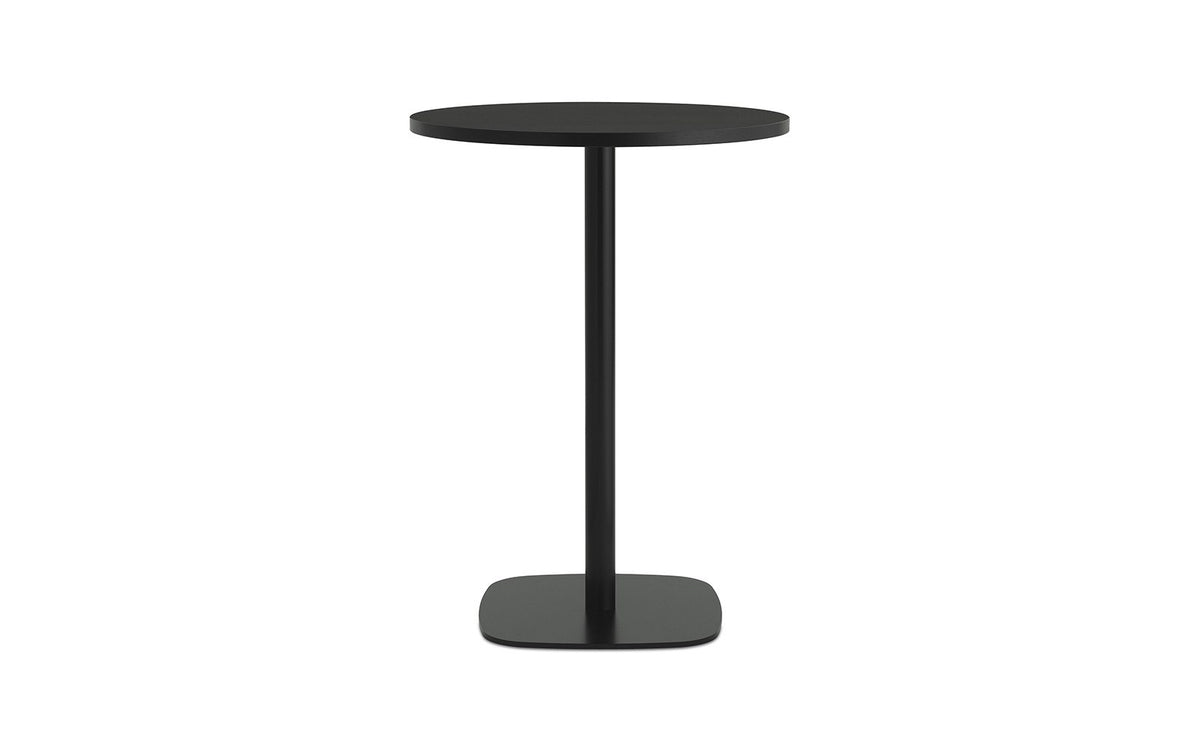 Runder Hochtisch Form Café Table von Normann Copenhagen mit Tischplatte aus Eiche und Beinen aus schwarz lackiertem Aluminium.