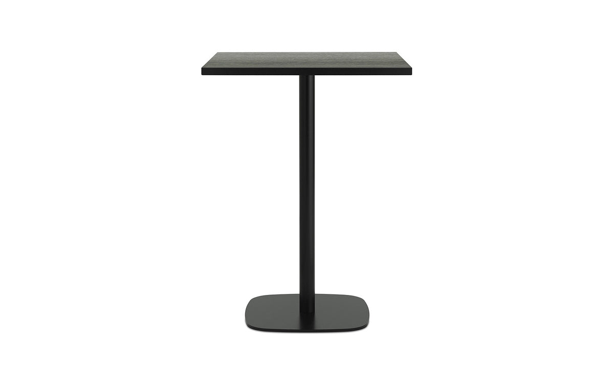 Hochtisch Form Café Table von Normann Copenhagen mit quadratischer Eichenholz-Tischplatte und Gestell aus schwarz lackiertem Aluminium.