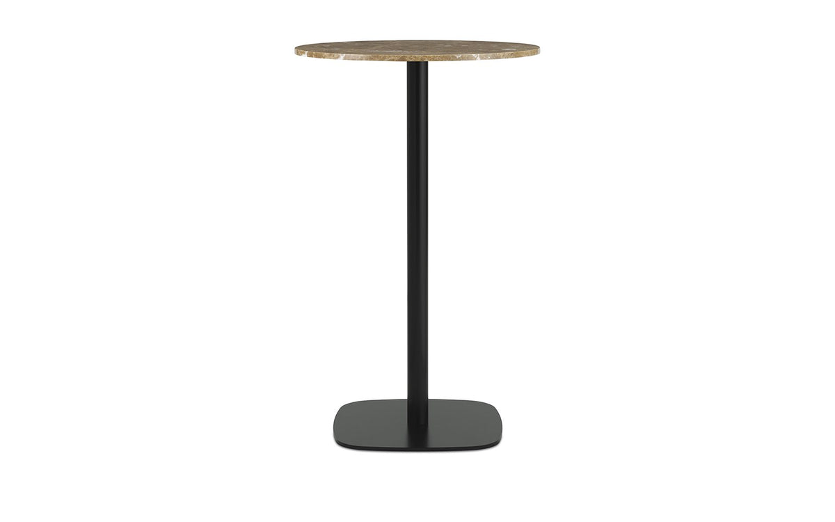 Runder Hochtisch Form Café Table von Normann Copenhagen mit Tischplatte aus Sand-Marmor und Beinen aus schwarz lackiertem Aluminium.