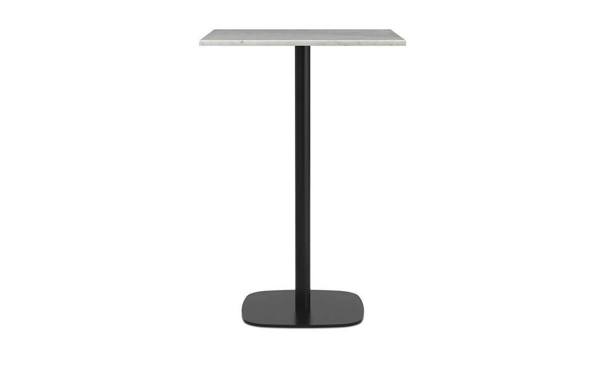 Hochtisch Form Café Table von Normann Copenhagen mit weisser Marmor-Tischplatte und Beinen aus schwarz lackiertem Aluminium, Grösse 70x70x104,5 cm.
