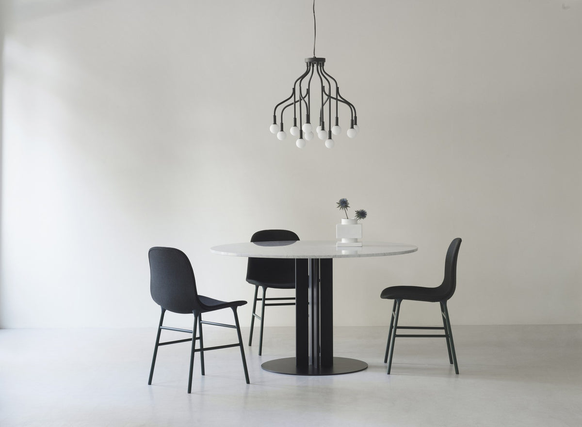Runder Esstisch Scala von Normann Copenhagen mit weisser Marmor-Tischplatte auf vierbeinigem Stahlgestell in Pulverbeschichtung.