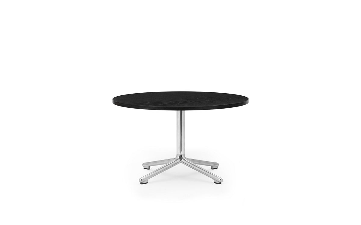 Runder Beistelltisch Lunar von Normann Copenhagen mit Tischplatte in Schwarz Eiche und Beinen aus poliertem Aluminium, Höhe 40 cm, Durchmesser 70 cm.