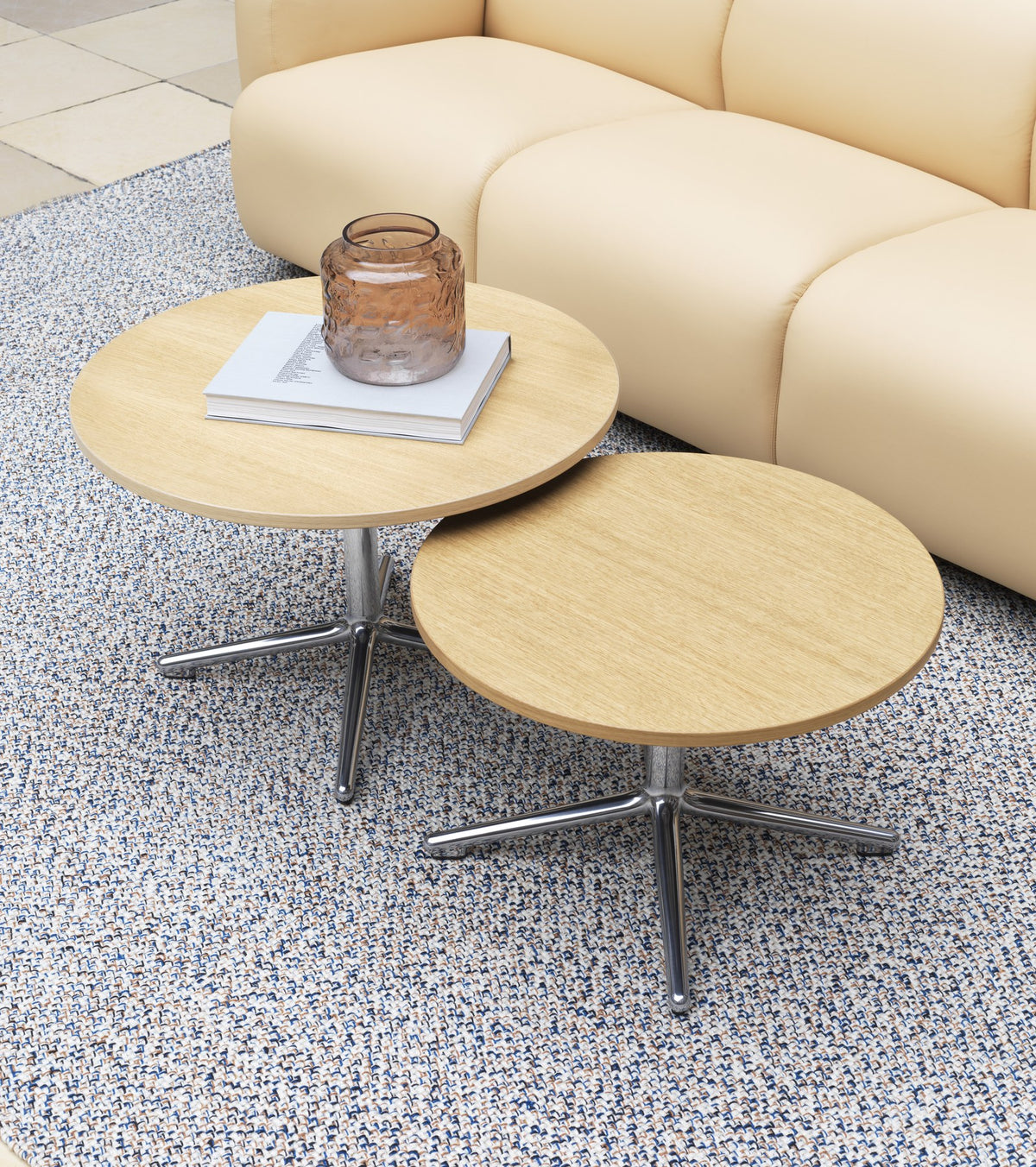 Runder Beistelltisch Lunar von Normann Copenhagen mit Tischplatte in Schwarz Eiche und Beinen aus poliertem Aluminium, Höhe 40 cm, Durchmesser 70 cm.