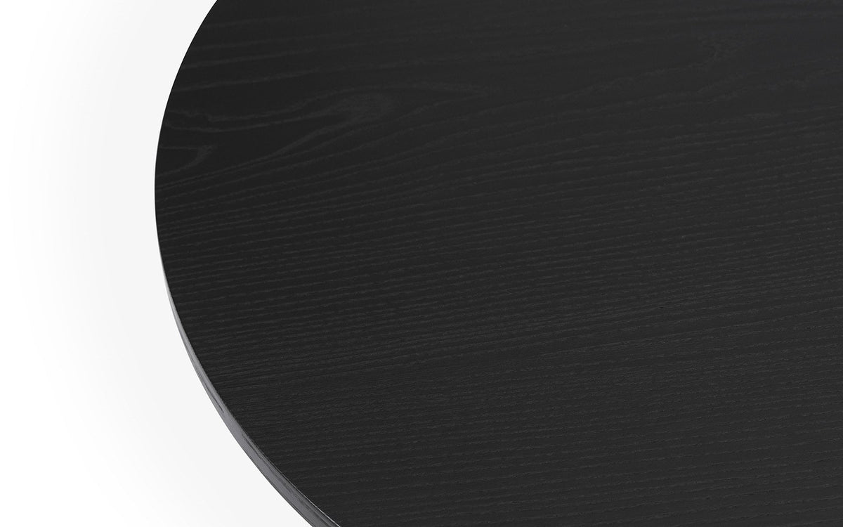 Runder Couchtisch Lunar mit Tischplatte aus schwarz Eiche und Beinen aus schwarz lackiertem Aluminium, Durchmesser 70 cm, Höhe 40 cm.