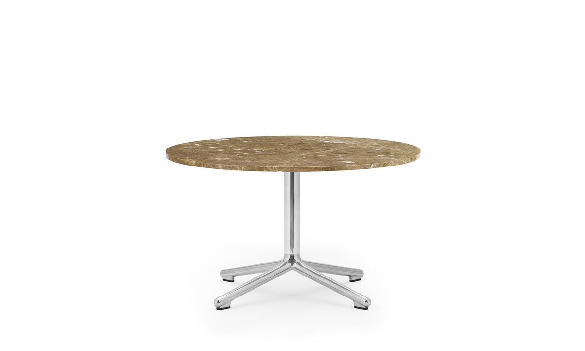 Runder Beistelltisch Lunar mit Tischplatte aus Sand-Marmor und Gestell aus poliertem Aluminium, Höhe 40 cm, Durchmesser 70 cm.