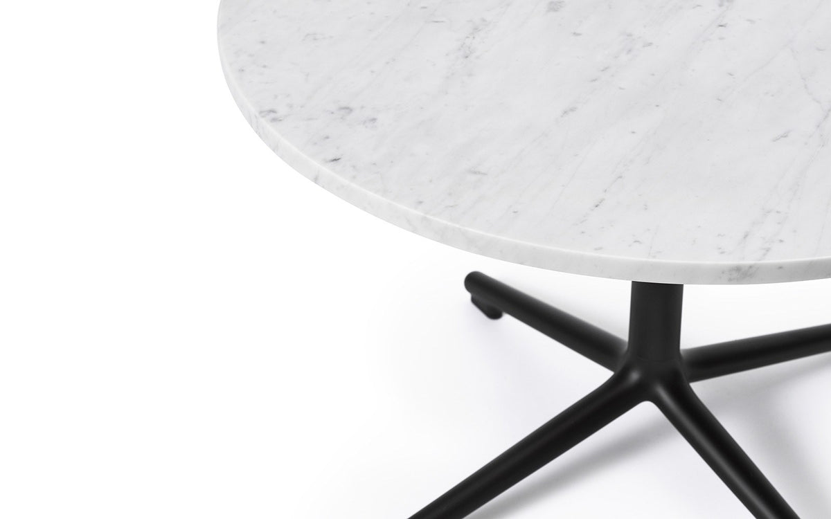 Runder Beistelltisch Lunar mit Tischplatte aus weissem Marmor und Gestell aus schwarz lackiertem Aluminium, Höhe 40 cm.